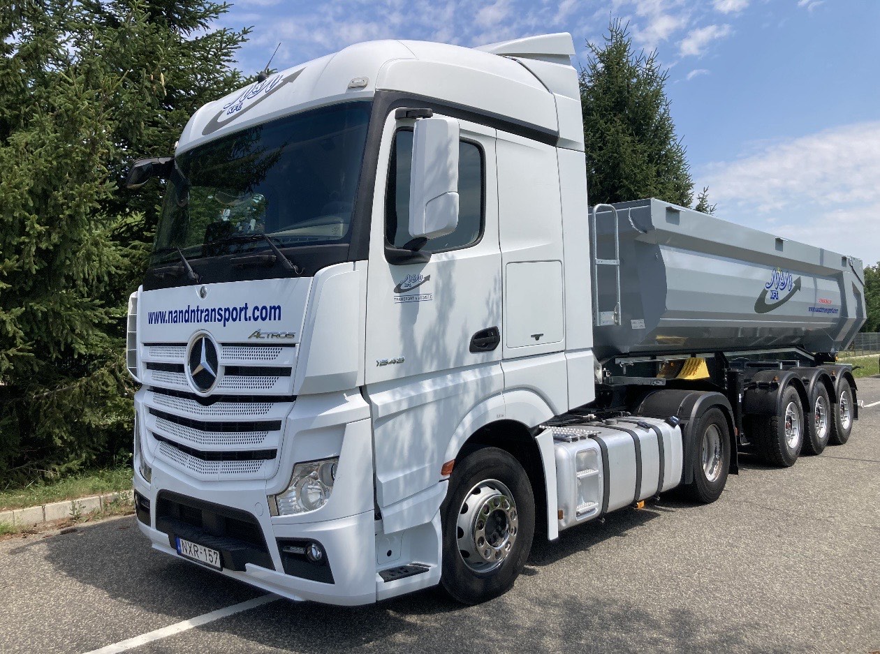 Mercedes-Benz Actros acél félpótkocsis billencs szerelvény N&N arculattal